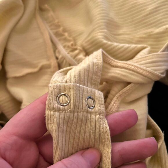 EUC Double Zero Women's Ribbed Ruffle Strap Pale Yellow Bodysuit L - Picture 11 of 12